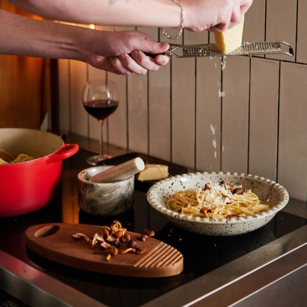 aelgmark 北歐生活選物 oval acacia wood serving board with handle and grooved surface for grating, dark wood