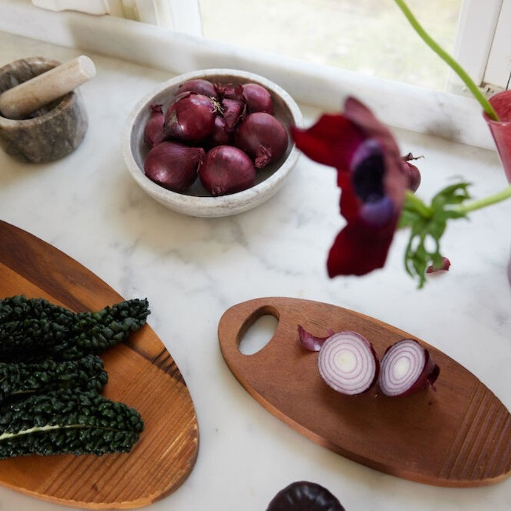 aelgmark 北歐生活選物 oval acacia wood serving board with handle, ideal for cheese or charcuterie.