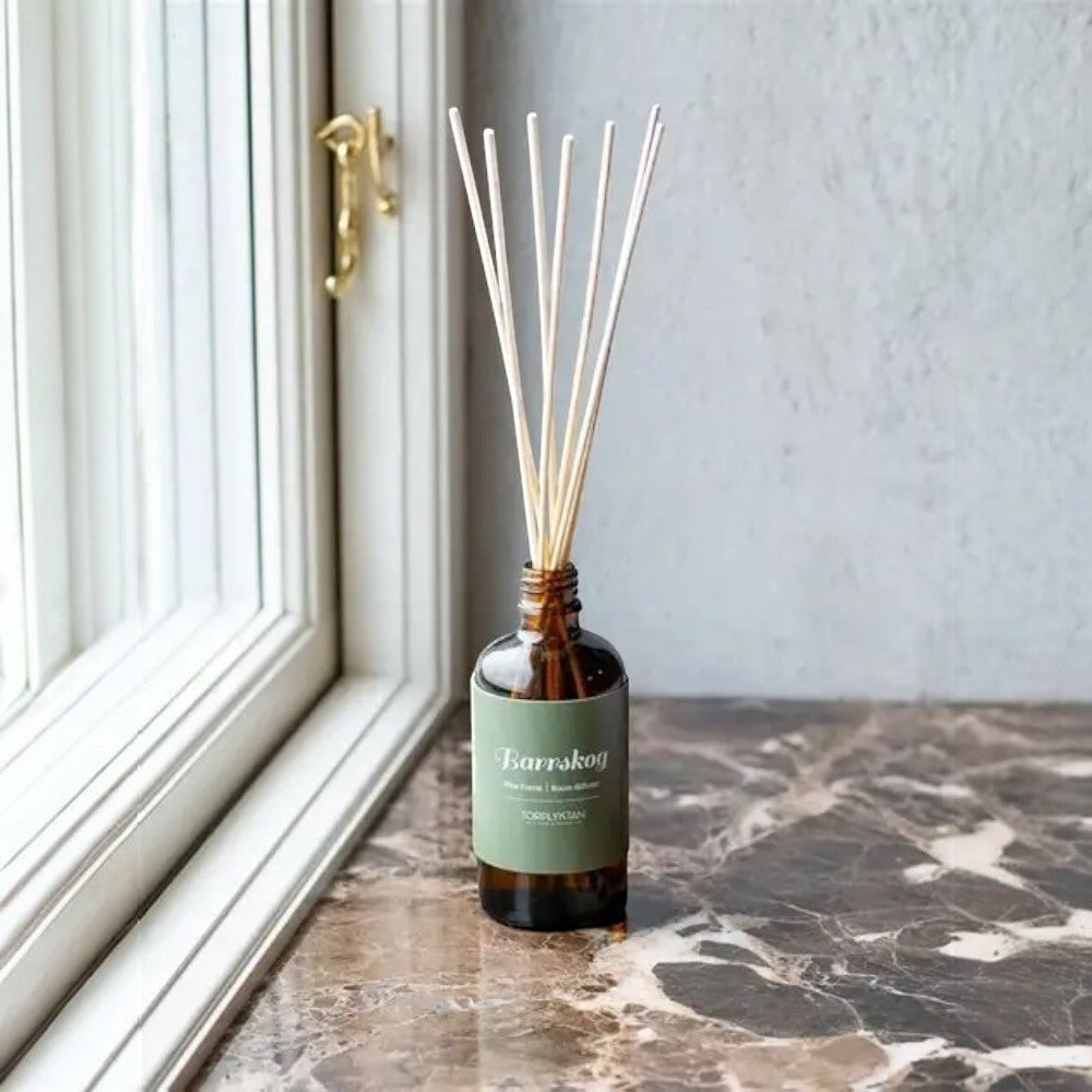 aelgmark Northern Woods Pine Forest reed diffuser in amber glass bottle with green label, 100ml.