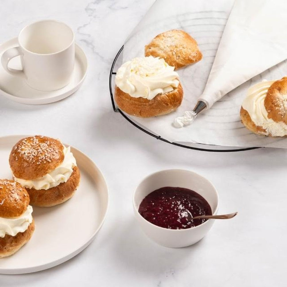 aelgmark reusable piping bag set with 6 nozzles for decorating cakes and pastries, includes cream-filled buns and jam.