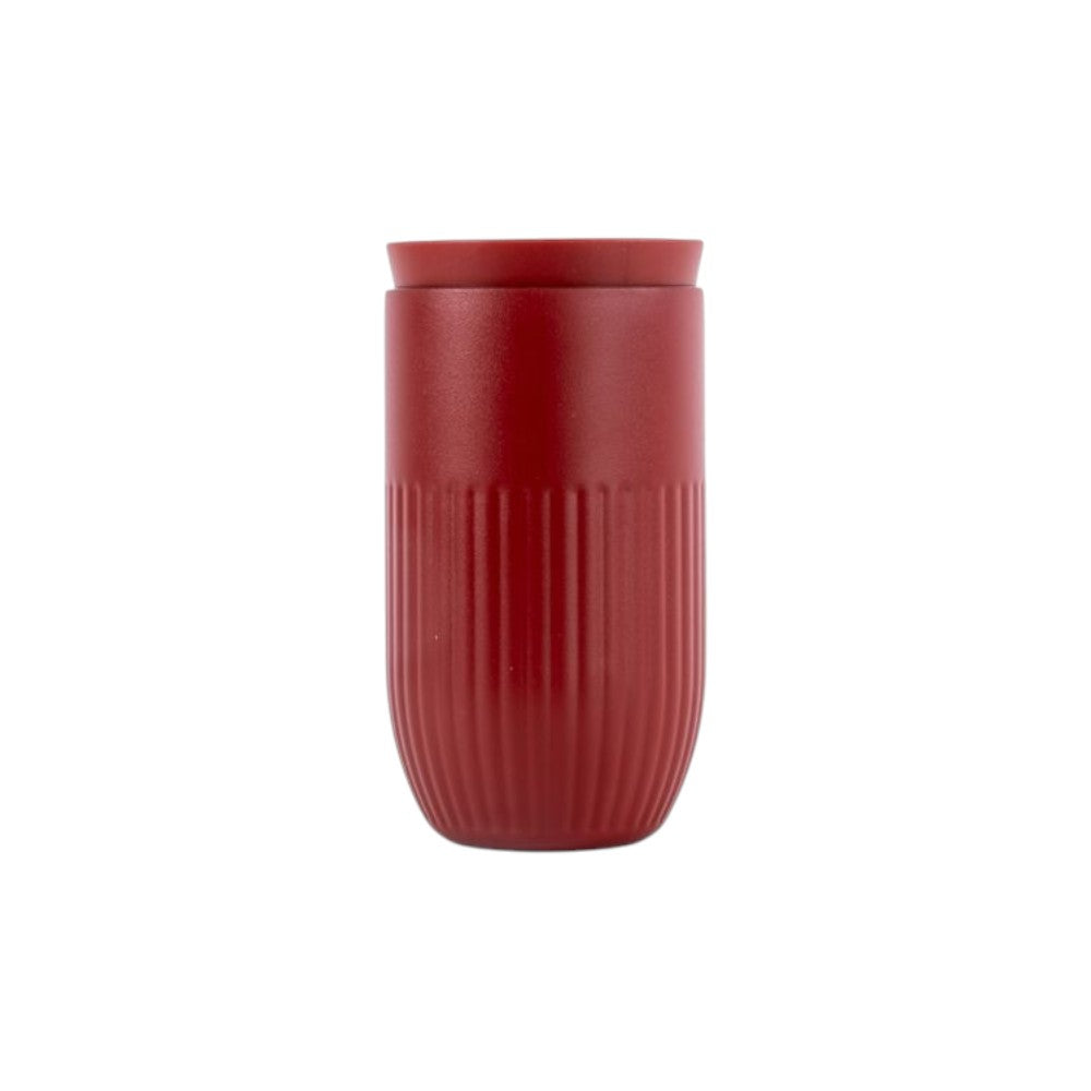 aelgmark Tova red ceramic-lined travel mug with ribbed texture and PP lid, 4-hour hot, 8-hour cold.