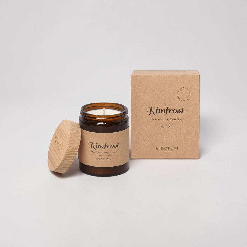 aelgmark Rimfrost Hoar Frost scented candle in amber glass jar with wooden lid, 150g, with kraft paper box.