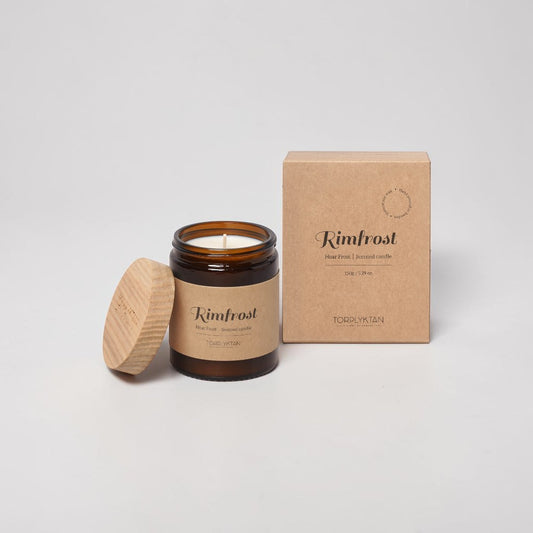 aelgmark Rimfrost Hoar Frost scented candle in amber glass jar with wooden lid, 150g, with kraft paper box.