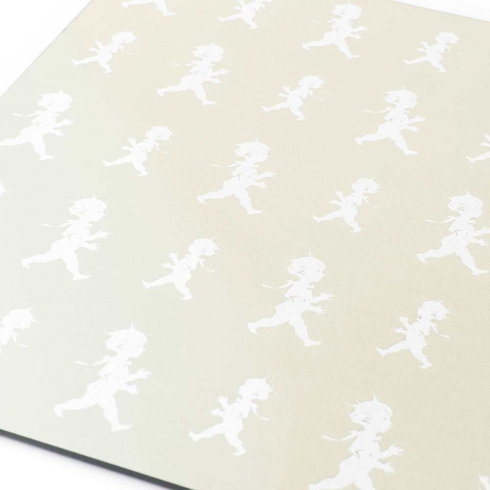 aelgmark北歐生活選物 light beige placemat set with repeating white silhouette of a running boy pattern.