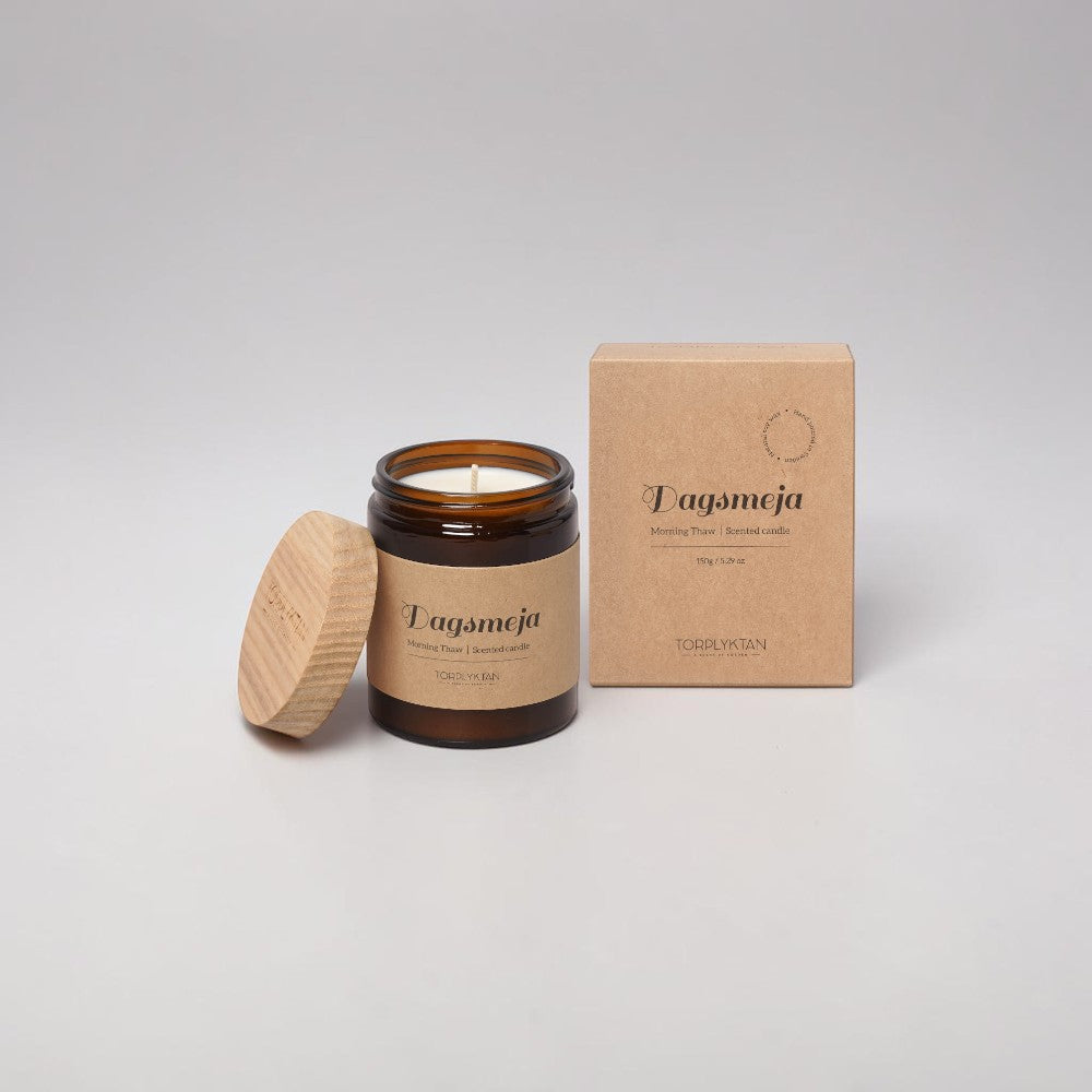 aelgmark北歐生活選物 amber glass jar scented candle with wooden lid, 'Dagsmeja Morning Thaw' scent, 150g