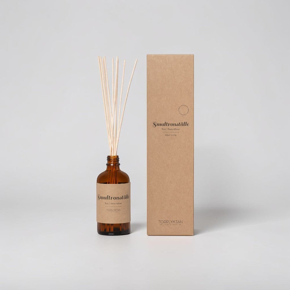 aelgmark北歐生活選物 reed diffuser in amber glass bottle with natural reeds, 100ml, "Secret Forest" scent with notes of freesia, honey, and peony.