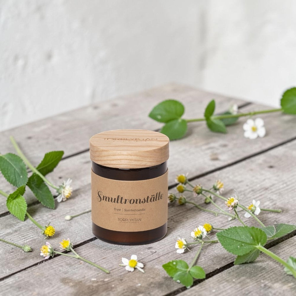 aelgmark北歐生活選物 Secret Forest scented candle in amber glass jar with wooden lid, floral notes.