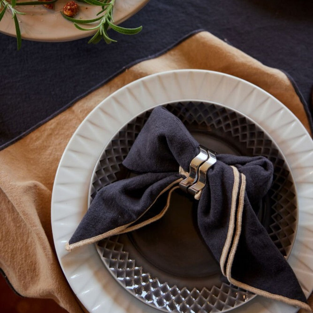 aelgmark 北歐生活選物 Anna silver napkin ring with wave design, made of nickel-plated brass.