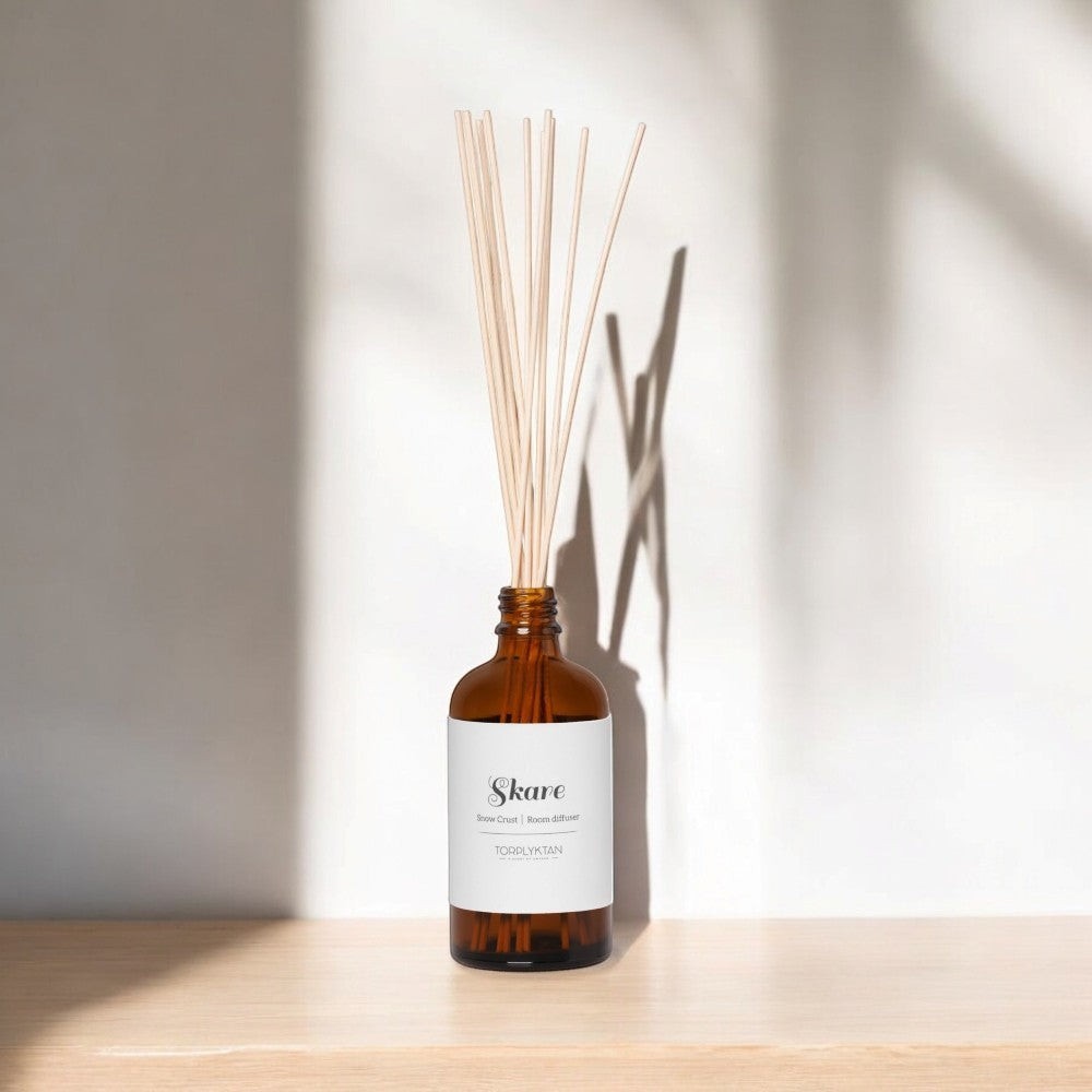 aelgmark amber glass room diffuser with Snow Crust scent, featuring cinnamon, mint, and bergamot notes.