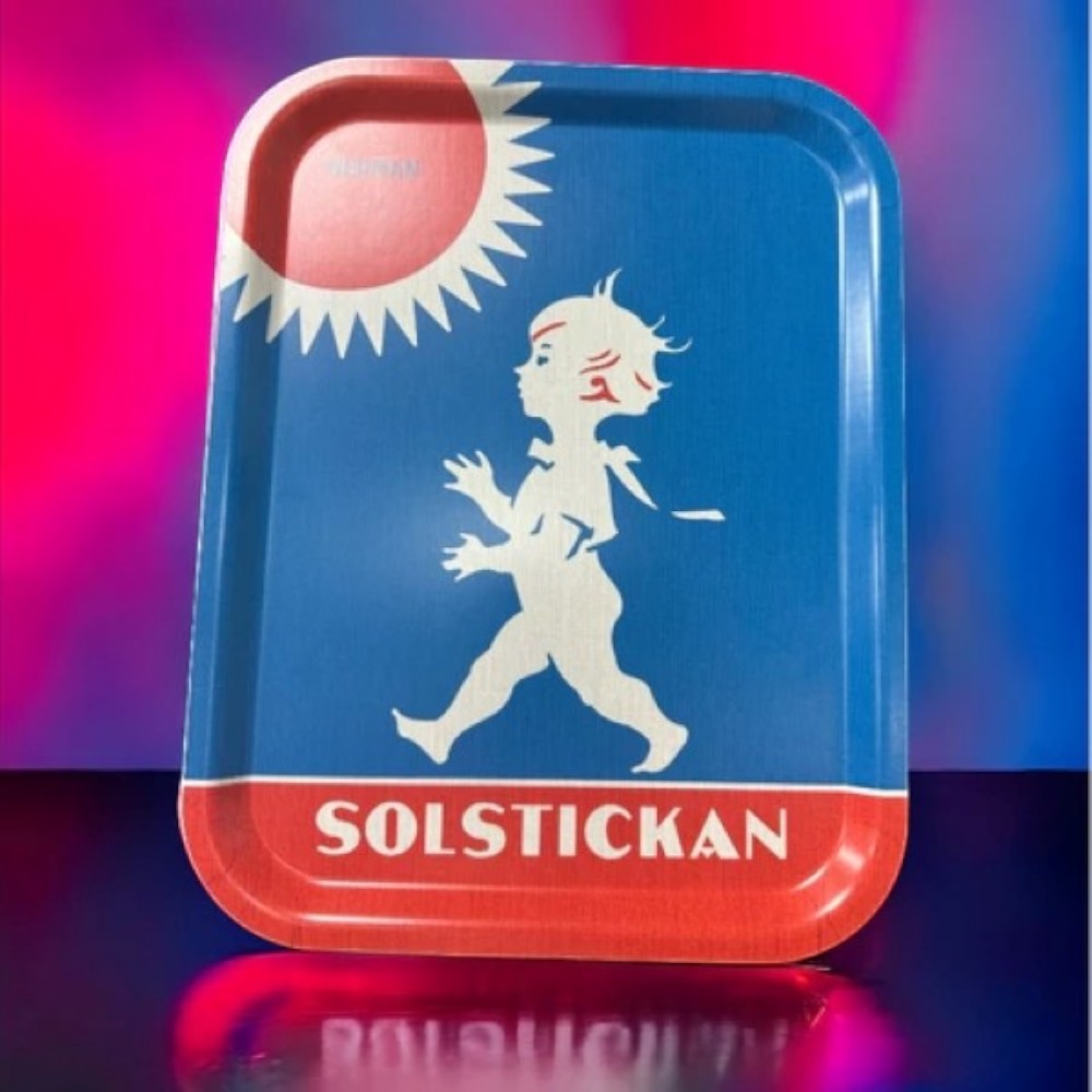aelgmark Solstickan blue metal tray with white boy and sun graphic. Retro design.