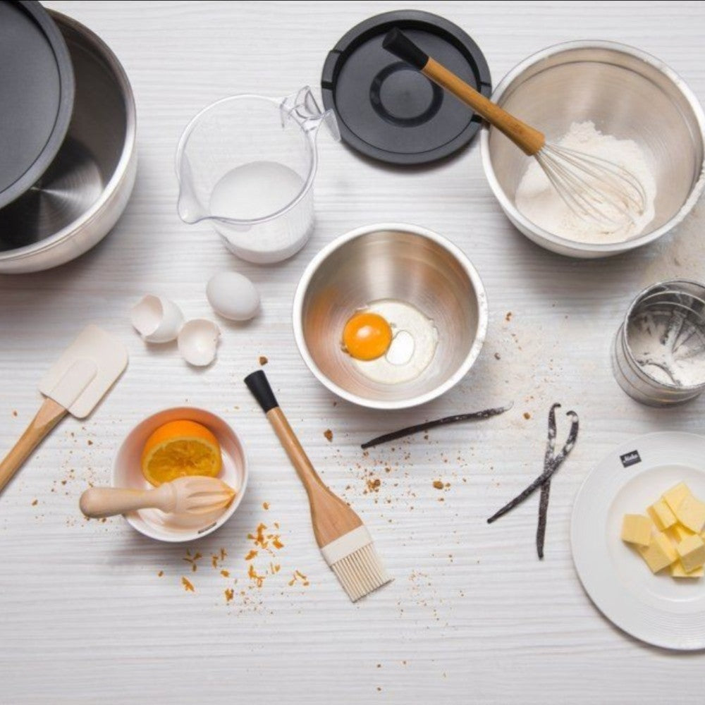 aelgmark stainless steel mixing bowls with lids, 3 sizes for baking and cooking, includes whisk, spatula, measuring cup, eggs, butter, orange, and vanilla beans.