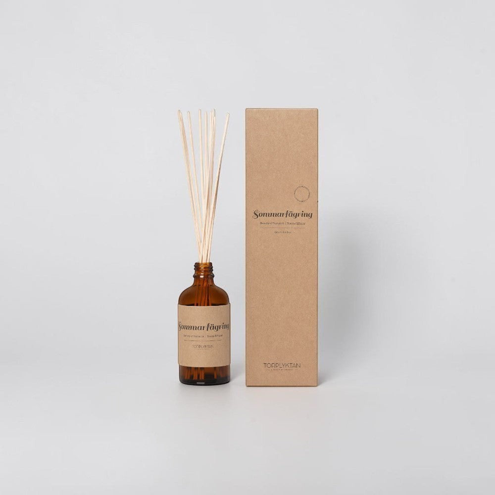 aelgmark北歐生活選物 amber glass reed diffuser with natural reeds, labelled "Sommarfägring Beauty of Summer".
