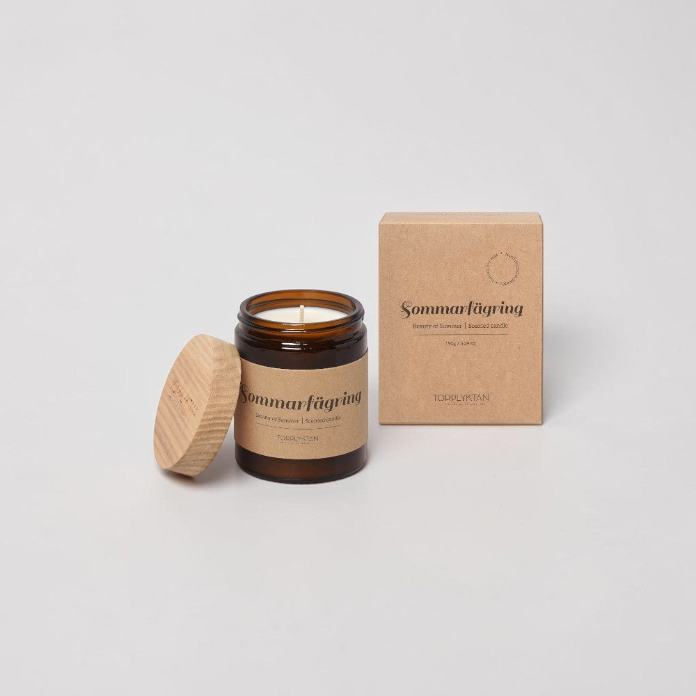 aelgmark北歐生活選物 amber glass jar scented candle with wooden lid, "Sommarfägring Beauty of Summer" label, 150g