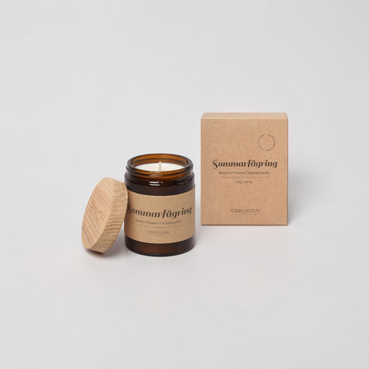 aelgmark北歐生活選物 amber glass jar scented candle with wooden lid, "Sommarfägring Beauty of Summer" label, 150g