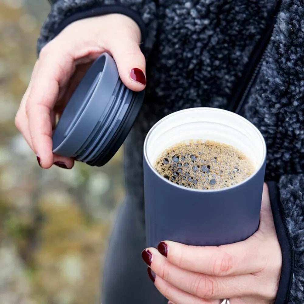 aelgmark Tova dark grey travel mug with 360-degree drinking lid, double-wall vacuum insulated for hot or cold beverages.