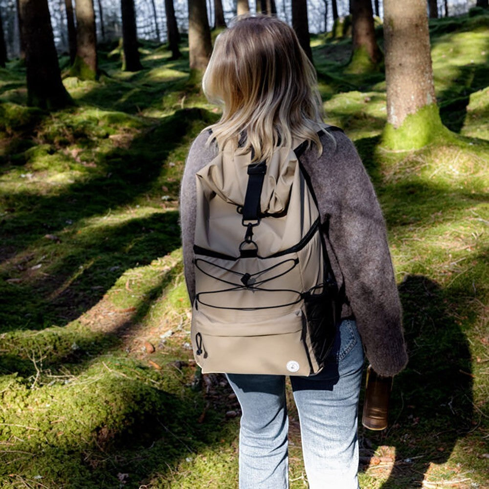 aelgmark Vide beige waterproof insulated backpack with dual-layer 21L capacity, ideal for hiking and picnics.