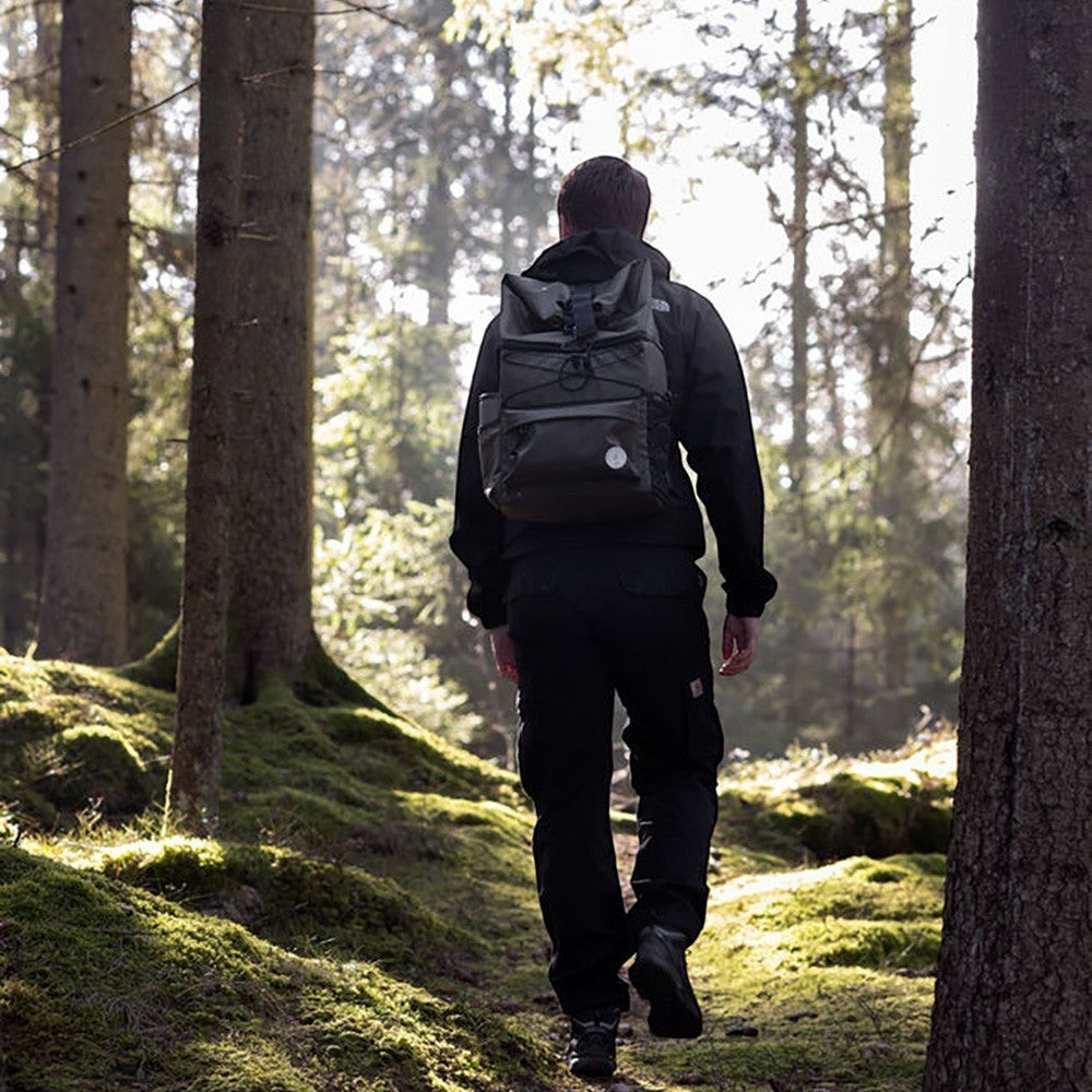 aelgmark Vide insulated backpack in dark green, 21L, waterproof, eco-friendly material, perfect for hiking or picnics.