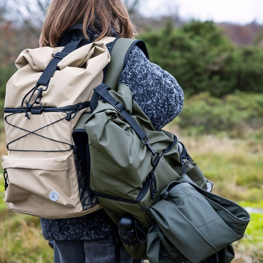 aelgmark Vide roll-top backpack in beige and olive green, waterproof, 21L capacity, ideal for hiking and picnics.