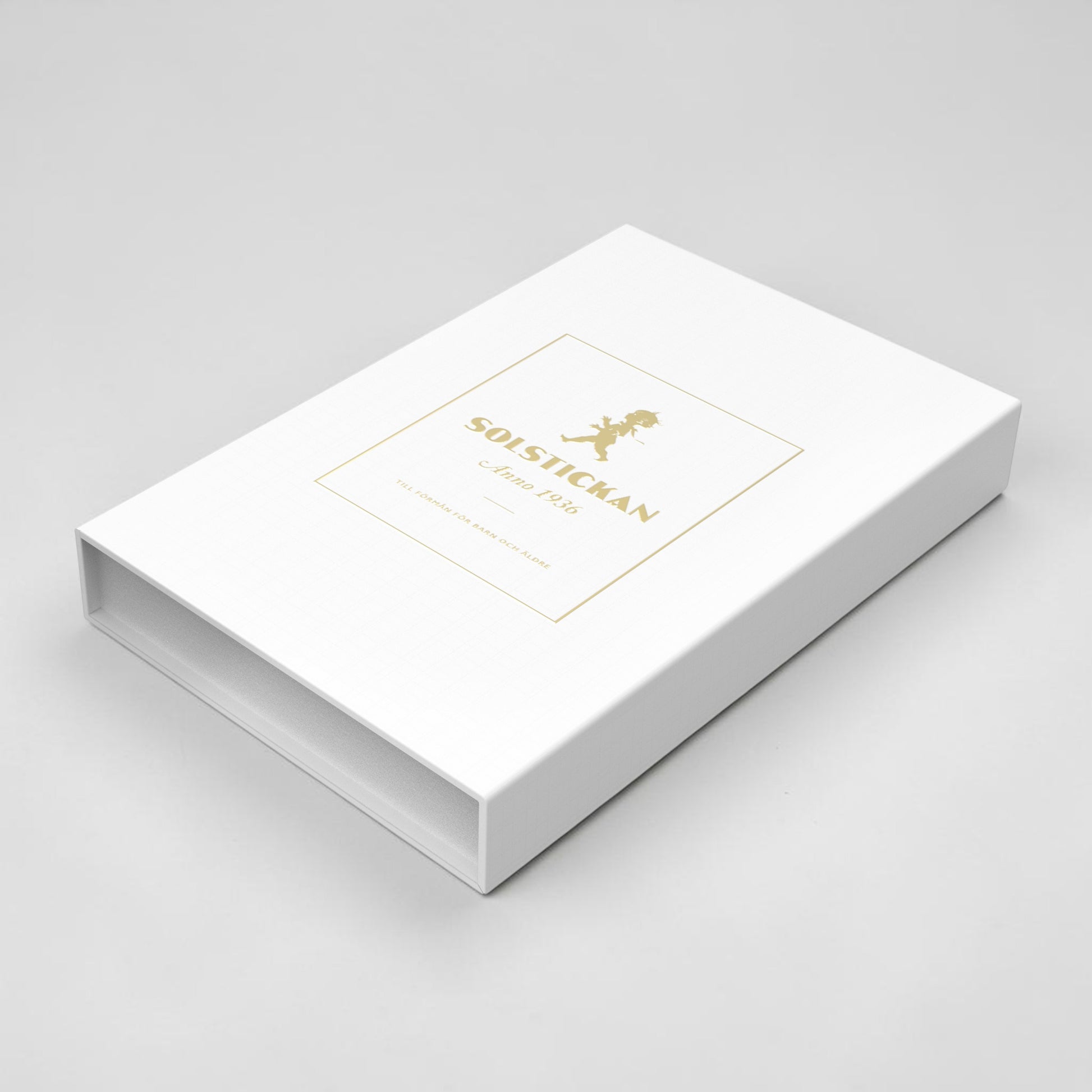 aelgmark white fire blanket box with gold "SOLSTICKAN Anno 1936" logo and embossed boy. Includes 120x120cm fiberglass fire blanket.