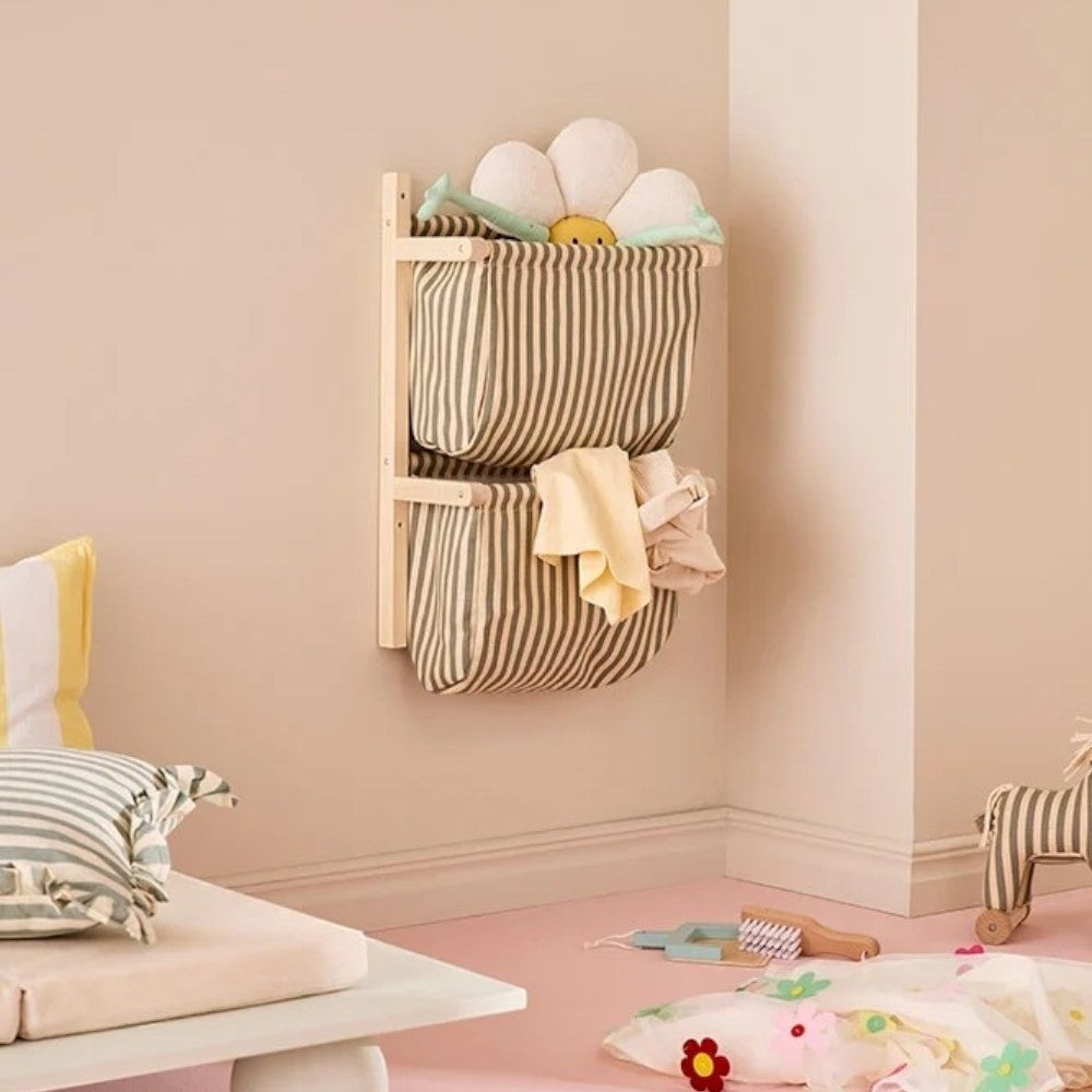 aelgmark 北歐生活選物 Kid’s Concept 條紋雙層壁掛收納袋，採用木質框架與布藝設計，適合兒童房收納。
