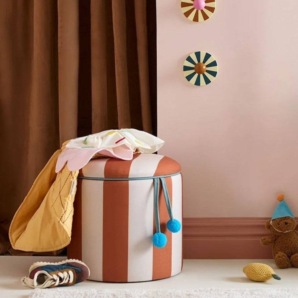 aelgmark 北歐生活選物甜心條紋收納椅凳，圓形設計配有可愛毛球裝飾，適合兒童房的實用收納家具