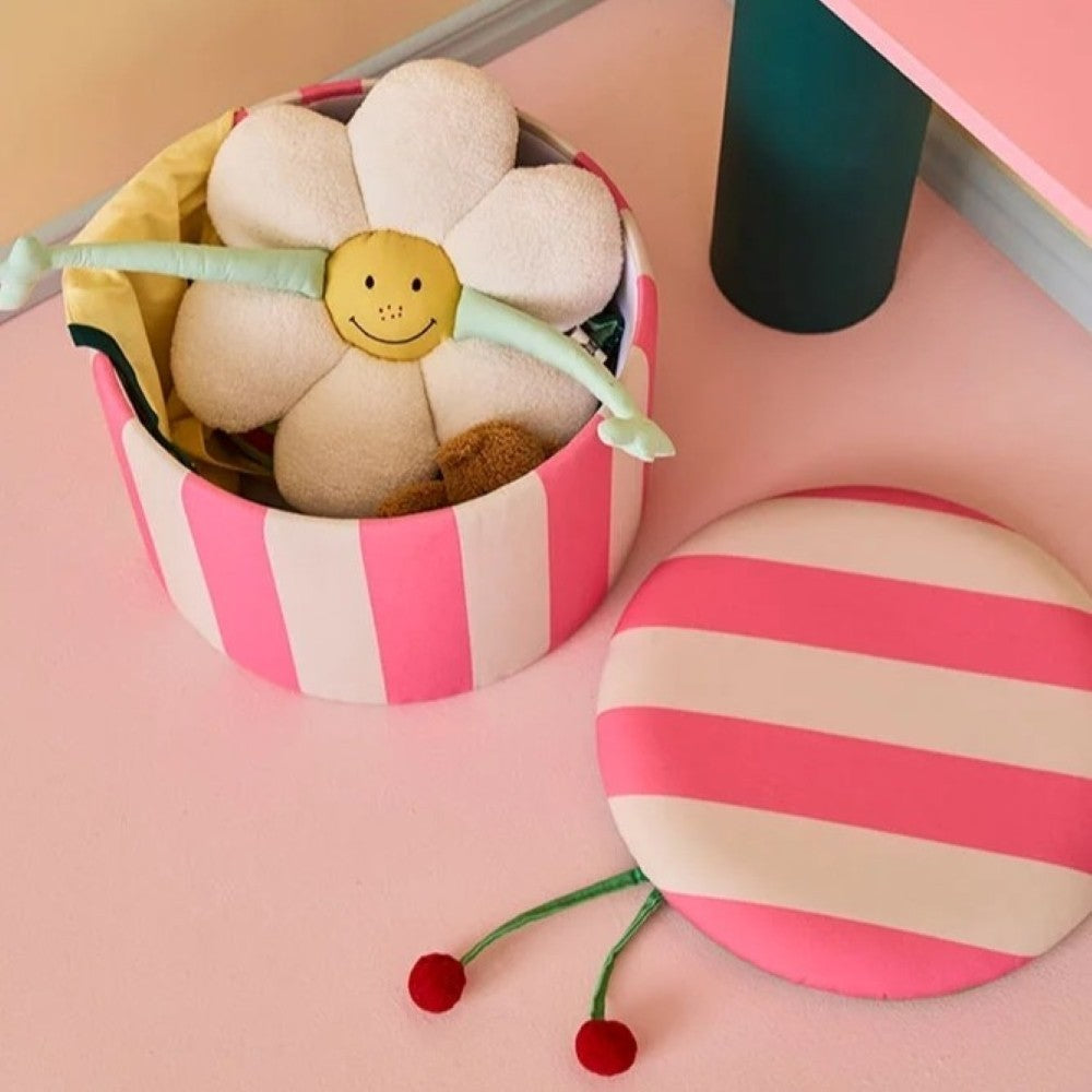 aelgmark 北歐生活選物甜心條紋圓形收納椅凳，粉白相間條紋設計，附有可愛毛球裝飾，適合兒童房收納與座椅使用。